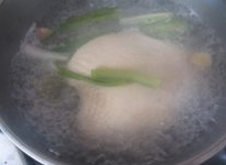 鸡丝麻酱辣拌面,加入鸡胸脯肉煮20分钟关火,加盖子闷20分钟。