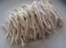 鸡丝麻酱辣拌面,捞起放冷,去皮后,把鸡肉顺着纹路撕成细条备用。