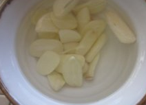 鸡丝麻酱辣拌面,拌面料做法:蒜切片,用开水从泡出蒜味,成蒜水备用。