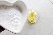 萌哒哒的南瓜小饼干 ,加热好的南瓜是软软的,放在料理机里打成泥状。
