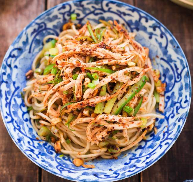 鸡丝麻酱辣拌面,拌入鸡丝面码。拌匀食用。