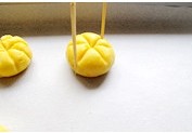 萌哒哒的南瓜小饼干 ,先把10克的面团在手心里揉成圆形,然放用牙签压印成六份。