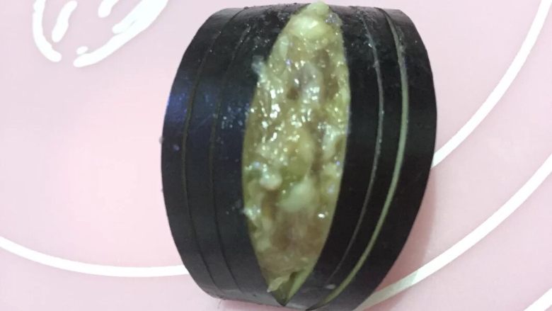 肉末蒸茄子,如图六个切一片为一组切断,在茄子片之间加入肉馅,两端少中较多