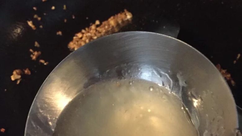 肉末蒸茄子,如图炒锅烧热,加入橄榄,油热加入蒜末煸炒至金黄,加入适量生抽,少许盐,适量<a style='color:red;display:inline-block;' href='/shicai/ 4119'>骨头汤</a>调成汁