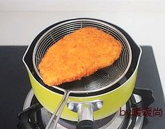 日式香酥鸡排饭,奶锅里放多一些的<a style='color:red;display:inline-block;' href='/shicai/ 849'>花生油</a>,油温烧至6成热后下鸡排,中小火炸至鸡排变色、定型,然后将鸡胸肉捞出重新将油烧至8成热,将鸡排下油锅复炸至表面焦脆,时间控制在30秒左右。