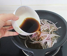 日式香酥鸡排饭,调入调制好的酱汁，小火煮开。