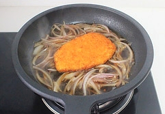 日式香酥鸡排饭,下炸好的鸡排同煮,待酱汁浓稠即可关火。