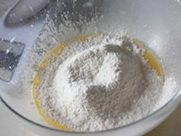 法式薄饼黄金蛋糕 ,筛入面粉,迅速搅拌