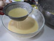 法式薄饼黄金蛋糕 ,过筛一遍,静置半小时
