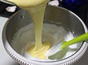 无水戚风蛋糕,倒回蛋白糊,翻拌均匀