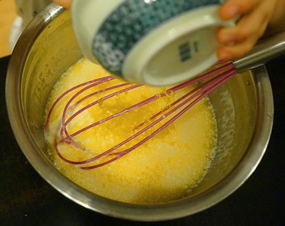 酥顶蓝莓马芬,黄油隔热水融化后,加入淡奶油、鸡蛋,搅拌均匀,加入柠檬皮屑