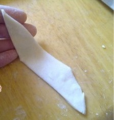 腊八面,用双手拉住菱形块的两端,慢慢抻长、抻薄