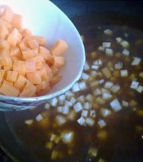 腊八面,全部材料翻炒均匀,炒至收汁,盛出待用