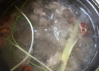 咖喱土豆牛腩饭,捞出沥干,放入锅中,加清水没过牛肉3CM,大火煮沸;