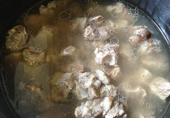 咖喱土豆牛腩饭,捞浮末,放入葱姜和干山楂,转小火炖1-1.5个小时,再将葱姜山楂捞出;