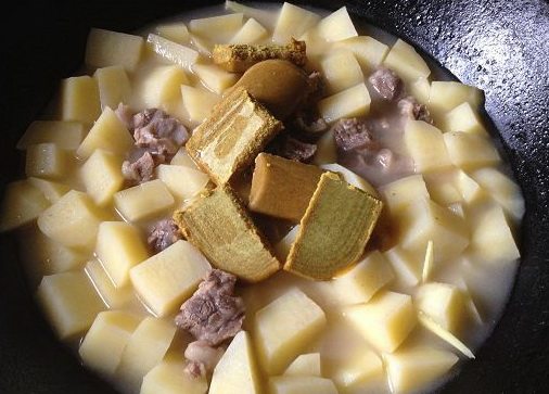 咖喱土豆牛腩饭,关火,倒入一整盒全部<a style='color:red;display:inline-block;' href='/shicai/ 693'>咖喱</a>,用铲子轻搅拌,使之全部融化;