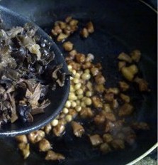 腊八面,锅中加水,放入一大勺辣椒酱,加入胡萝卜丁和白萝卜丁