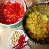 泰式甜辣酱汁,准备工作:先切菠萝!以免等会儿菠萝果肉沾上其他味道,新鲜果肉切成小块就好啦。然后红椒去籽洗净切块,小辣椒洗净,去头,切成小块;<a style='color:red;display:inline-block;' href='/shicai/ 2794'>大蒜</a>剥好去掉薄膜。