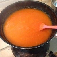 泰式甜辣酱汁,一边小火加热,一边搅拌,就跟熬果酱一样操作,直到酱汁由稀变浓稠,撇去浮沫,关火冷却即可。