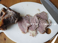 芹菜卤牛肉卷,将晾凉的<a style='color:red;display:inline-block;' href='/shicai/ 4225'>卤牛肉</a>横着纹路切成大薄片,冷藏以后的牛肉会更好切,尽量切得薄一些、大一些。