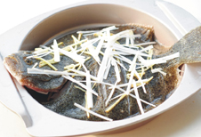 清蒸多宝鱼,用刀在鱼身上划开三刀,抹少许盐、<a style='color:red;display:inline-block;' href='/shicai/ 718'>料酒</a>,撒上葱丝和姜丝,将鱼放在铺了葱姜丝的盘中,腌15分钟。