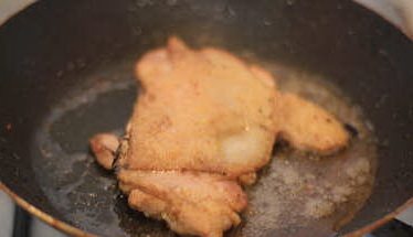 鸡肉起司香草烧 ,将肉质煎至成金黄色