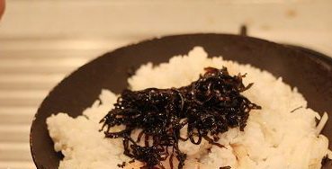 酱油海带丝炒饭,加入海带丝