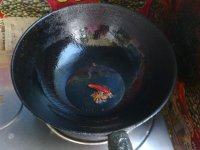 胡萝卜炖羊肉,另准备炒锅,倒入油后,放入花椒和大料,以及<a style='color:red;display:inline-block;' href='/shicai/ 86474'>干辣椒</a>。