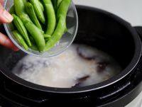 干贝海鲜粥,解压后,打开锅盖,加些青色的蔬菜,我用了葱和<a style='color:red;display:inline-block;' href='/shicai/ 81'>荷兰豆</a>,再次启动,见锅开就断电。