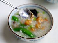 干贝海鲜粥,盛入各人碗里,根据各人喜爱加胡椒等调味。