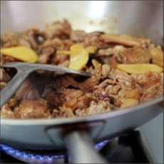 仔姜紫苏焖鸭,炒至鸭干身,加入半碗客家黄酒,两勺东古一品鲜,稍微焖一下,再放入一碗水,大火烧开,转中火