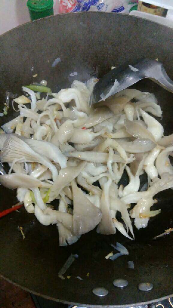 青菜炒平菇,放入平菇大火翻炒，会出水