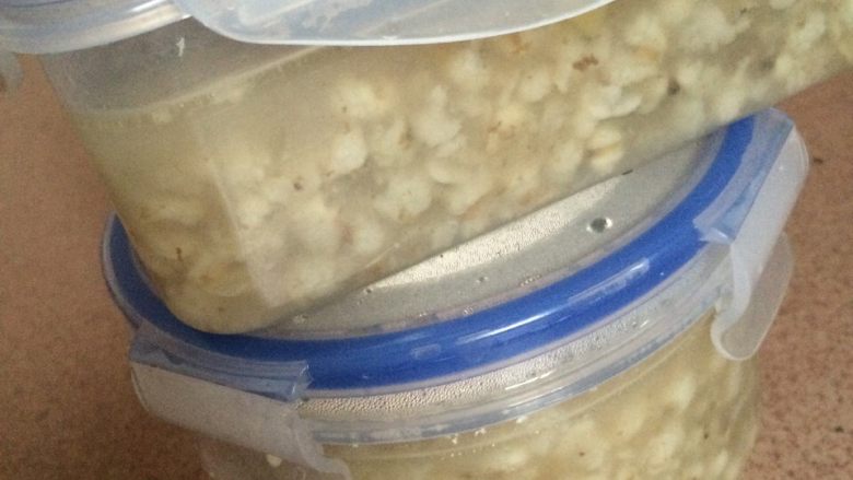 炖锅排骨薏米汤,然后加满水,加入姜,盖上锅盖炖煮四小时。