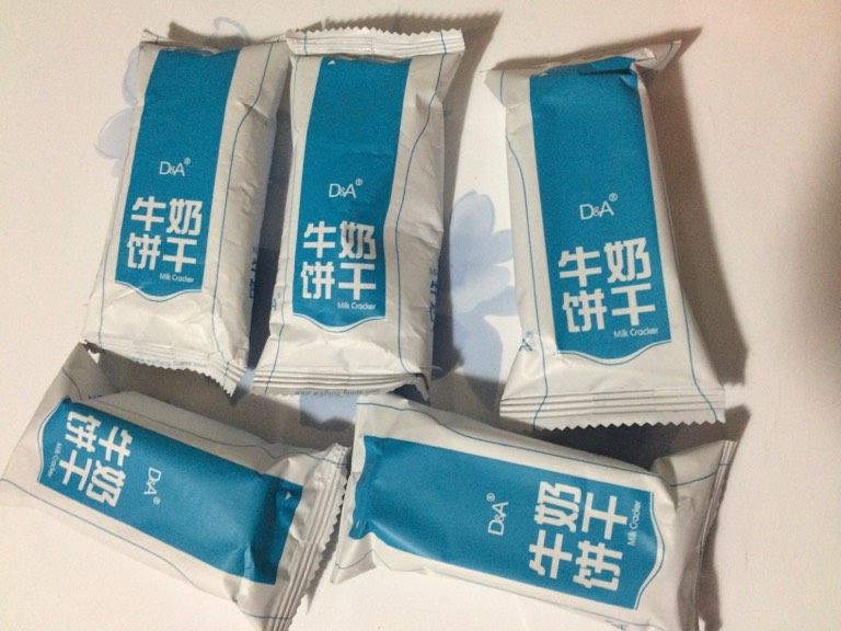 香橙冻芝士,将消化饼干擀成沫,备用。建议大家买这种独立包装的饼干,擀的时候很方便,袋子厚,不会破了漏出来。如果是放入保鲜袋擀,袋子很容易破的。