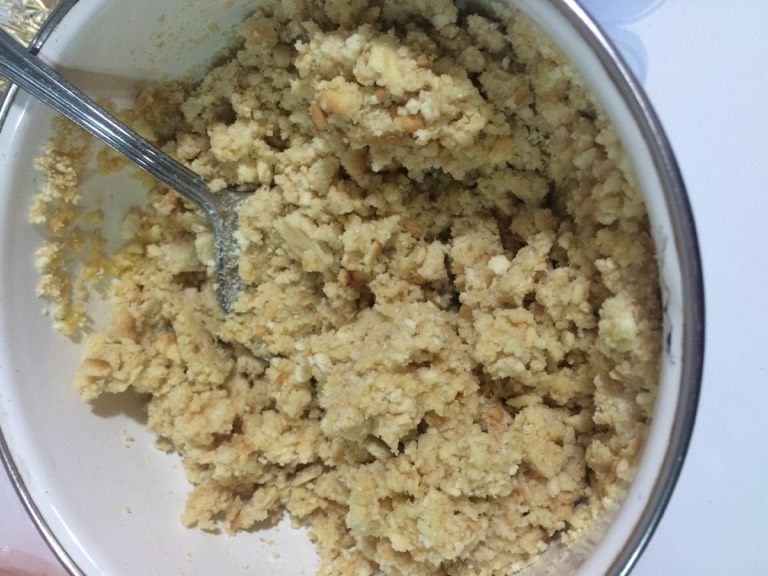 香橙冻芝士,将饼干沫倒入融化的黄油中,拌匀