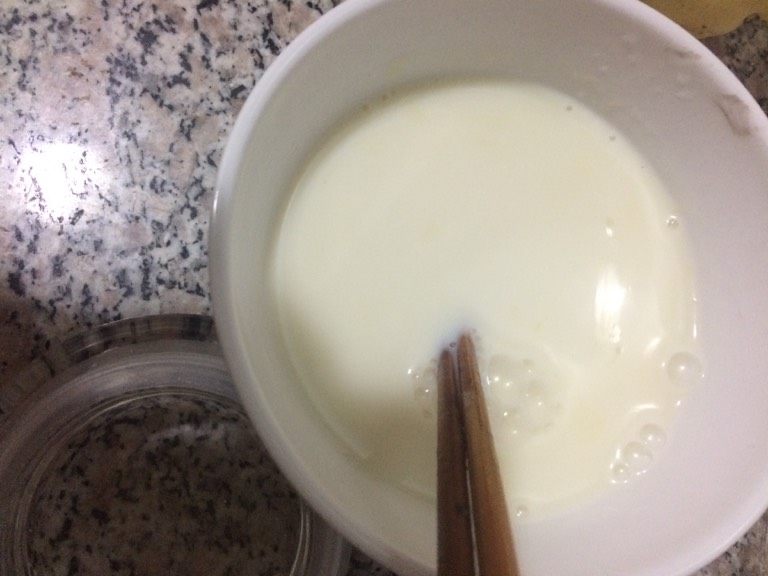 香橙冻芝士,将两片吉利丁片用水泡软后放入剩余牛奶,用微波炉打热后搅匀,如果不用微波炉就用火煮热也行。