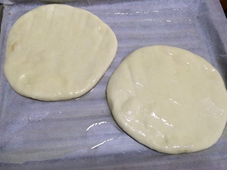 烧饼,如图两面刷好油入烤箱,上下火烤180度30分钟