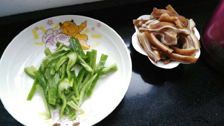 ≈青椒炒猪耳朵≈,<a style='color:red;display:inline-block;' href='/shicai/ 61'>青椒</a>切丝，猪耳朵切条