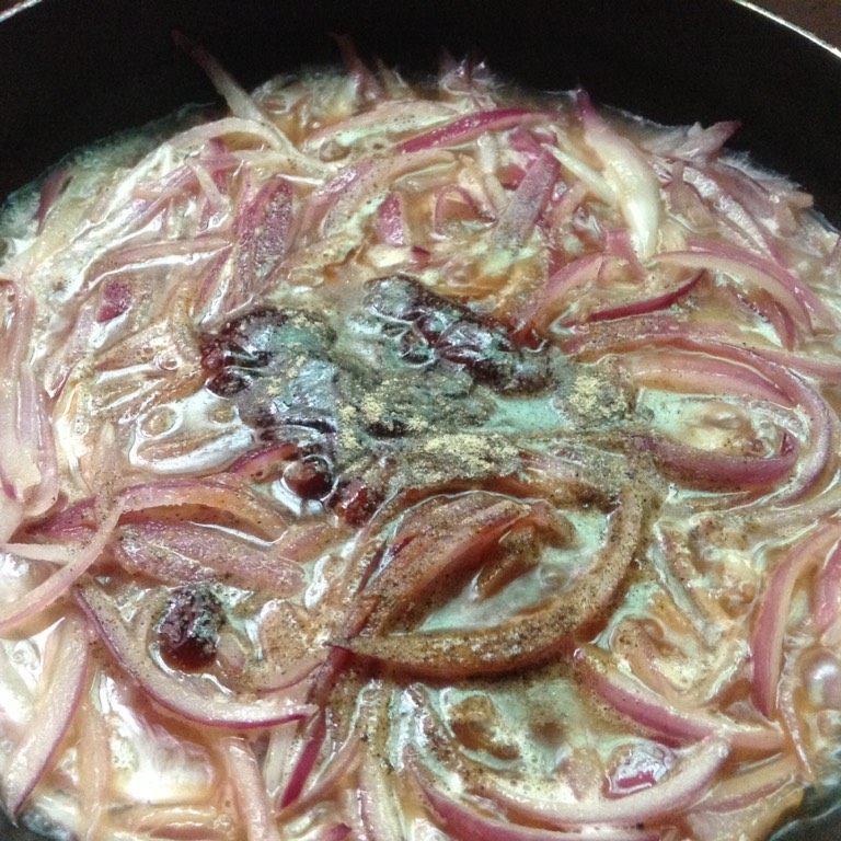 黑椒鸡扒饭,如图爆炒出香味后加入一碗水,耗油,生抽,<a style='color:red;display:inline-block;' href='/shicai/ 869'>白砂糖</a>,黑胡椒粉煮开