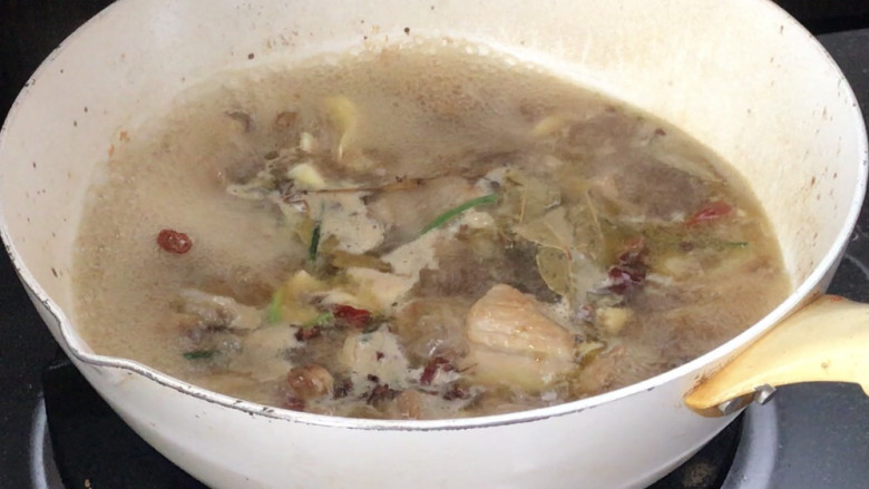 五花肉炖白菜,转小火,盖上锅盖炖煮20分钟