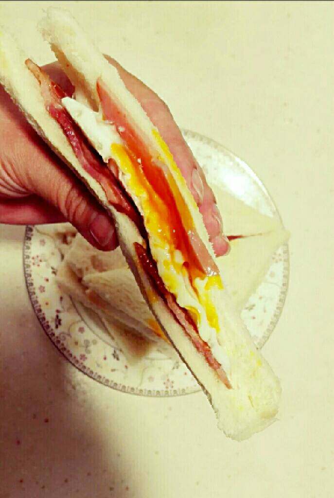 鸡蛋培根三明治