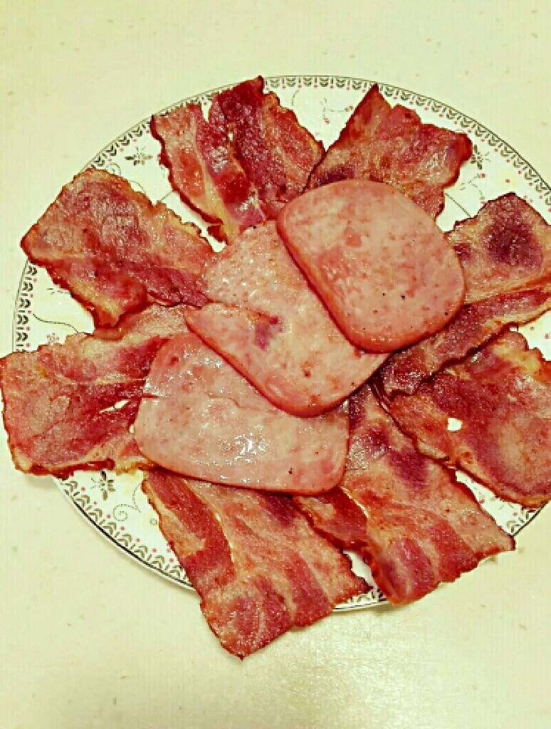 鸡蛋培根三明治,<a style='color:red;display:inline-block;' href='/shicai/ 443'>培根</a>或者火腿，小火煎至金黄微焦，起锅装盘。