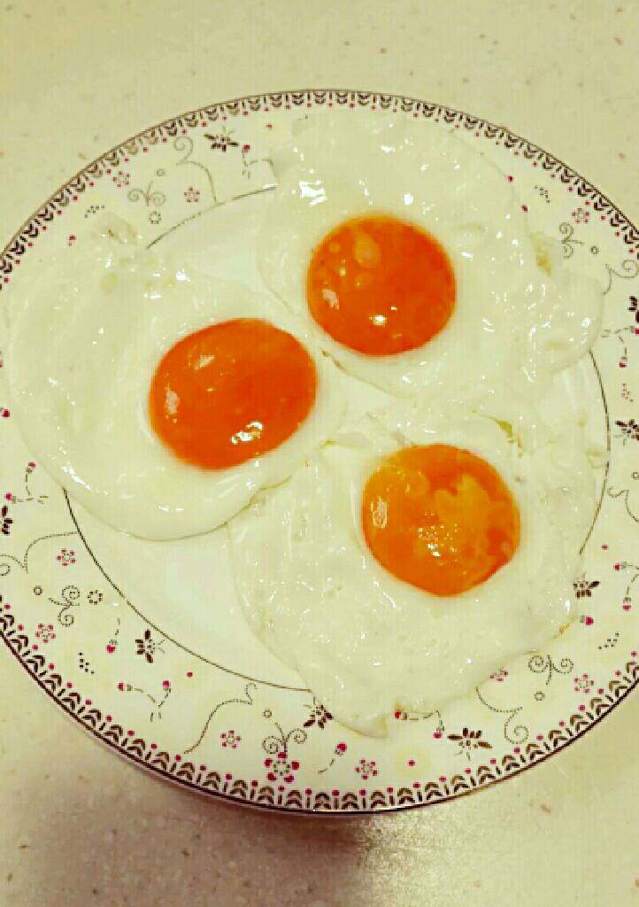 鸡蛋培根三明治,少许油，小火（锅底中心有火就可），少盐（为了不粘锅），再慢慢打入<a style='color:red;display:inline-block;' href='/shicai/ 9'>鸡蛋</a>，待蛋白微微凝固，轻轻转动煎锅，无需翻面。溏心<a style='color:red;display:inline-block;' href='/shicai/ 9'>鸡蛋</a>起锅。