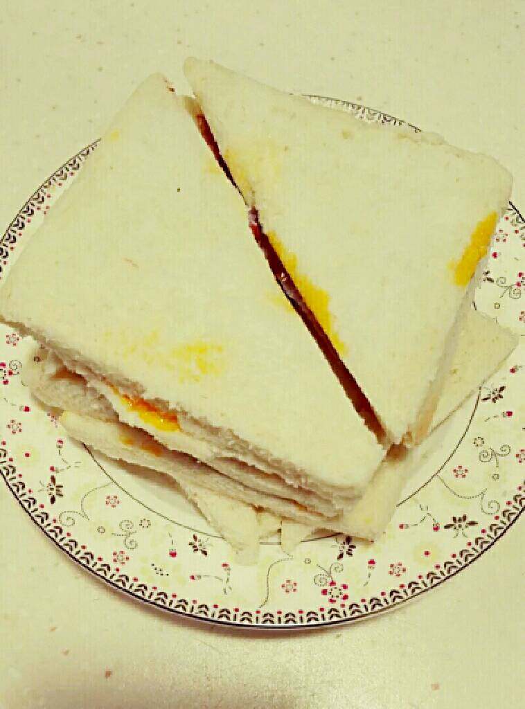 鸡蛋培根三明治,<a style='color:red;display:inline-block;' href='/shicai/ 10188'>方包</a>微波加热，一层涂上沙拉酱或者花生酱，果酱，视自己口味而定。加入培根和加蛋，最好再添加一层番茄片和蔬菜叶，再将另一片<a style='color:red;display:inline-block;' href='/shicai/ 10188'>方包</a>涂抹沙拉酱。用刀切成三角形装盘。