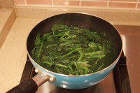 菠菜香肠炒饭,<a style='color:red;display:inline-block;' href='/shicai/ 117'>菠菜</a>洗净,水烧开,放一点盐,焯一下