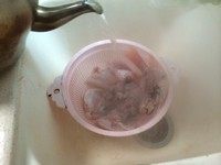甜炖鲷鱼,把鱼块放进洗菜篓里,用开水快速浇一遍。