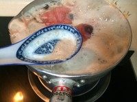 甜炖鲷鱼,液体量要没过鱼块,不够就加热水,中大火煮,因为很容易溢出,所以一边撇血沫一边看火,可以不断地舀汤汁浇在上面的鱼块上,以免上面的鱼肉不入味,火大一点鱼肉就不腥。