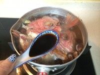 甜炖鲷鱼,炖了30分钟左右后加5勺<a style='color:red;display:inline-block;' href='/shicai/ 788'>生抽</a>,继续大火煮。