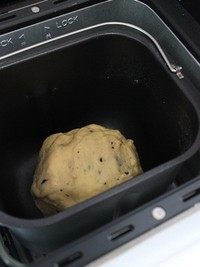 酒渍提子面包,然后选择和风/英式程序,选好重量(500g)再选好烧色(中色)。然后启动程序。听到投料提示蜂鸣音的时候,将酒渍提子倒入面包桶。