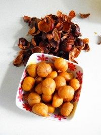 栗子烧鸡腿,<a style='color:red;display:inline-block;' href='/shicai/ 104988'>生栗子</a>剥去外皮待用。